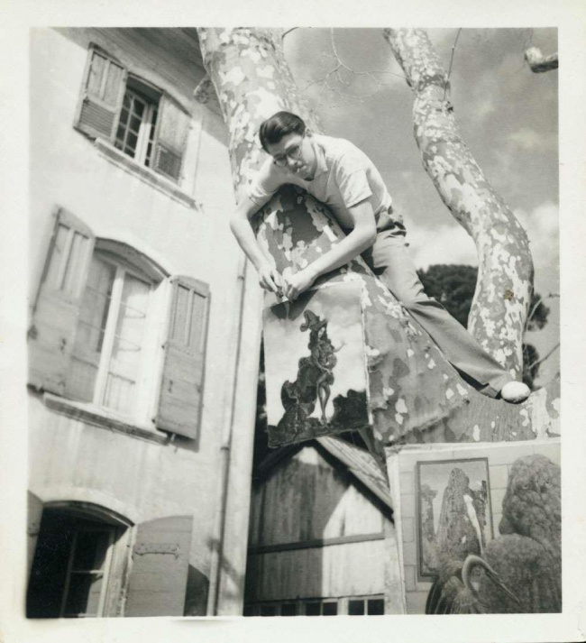 Daniel Bénédicte accrochant des tableaux dans un arbre de la Villa Air Bel - 1940